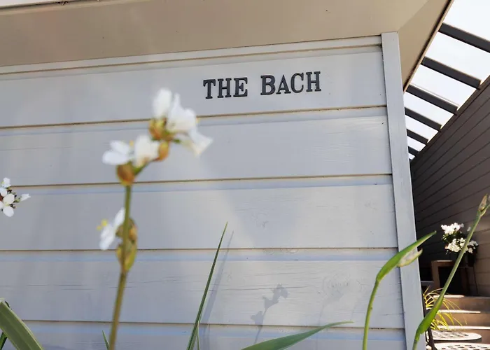 The Bach - Luxury Waterfront Living With Pool Ferienhaus