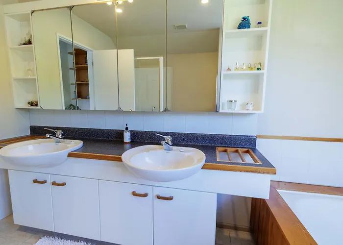 The Bach - Luxury Waterfront Living With Pool Ferienhaus *