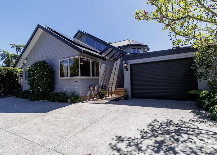 The Bach - Luxury Waterfront Living With Pool *
