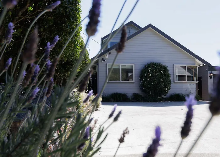 The Bach - Luxury Waterfront Living With Pool Rotorua