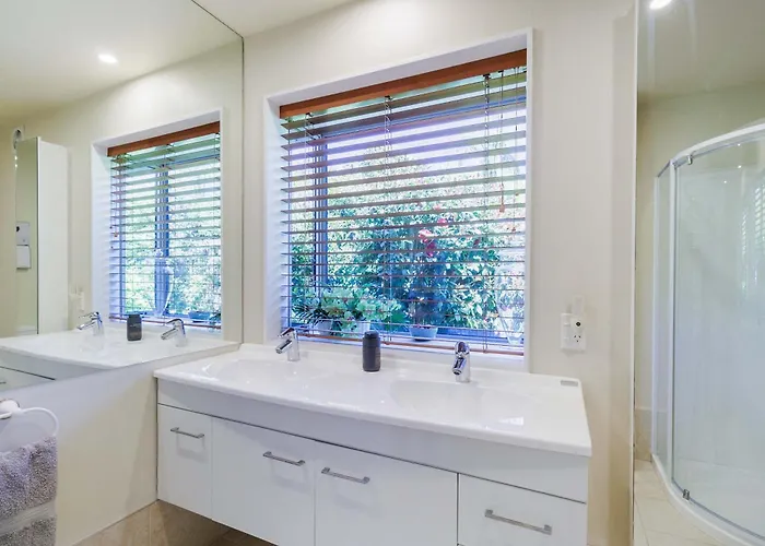 The Bach - Luxury Waterfront Living With Pool * Rotorua
