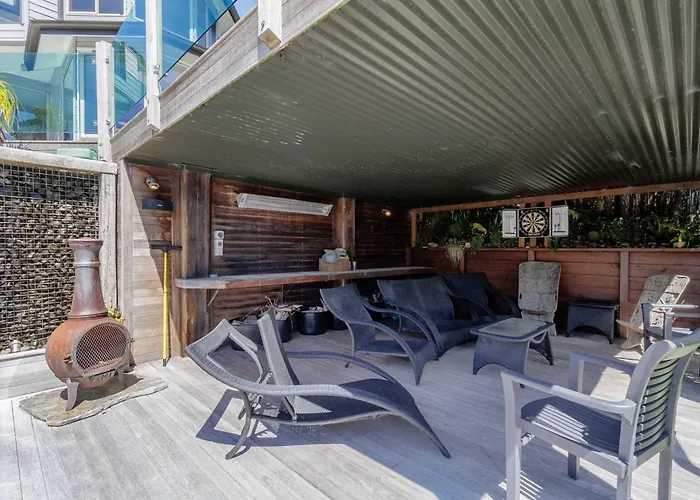 The Bach - Luxury Waterfront Living With Pool Ferienhaus
