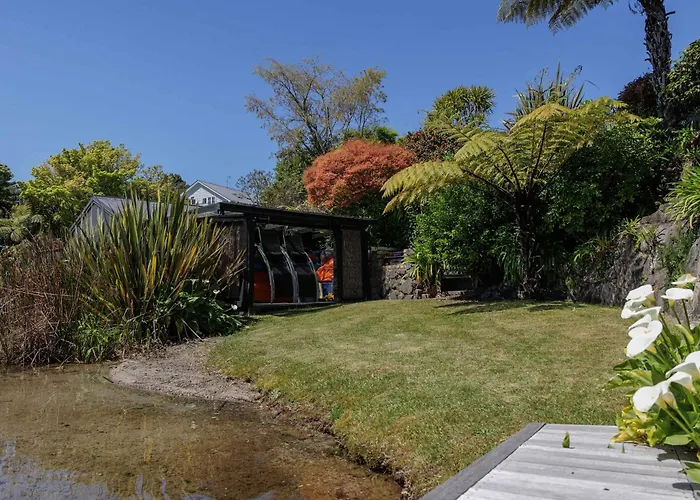 The Bach - Luxury Waterfront Living With Pool Ferienhaus *