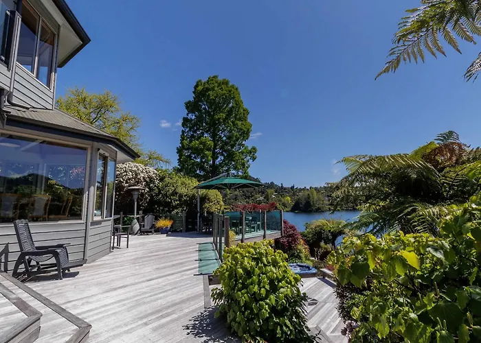The Bach - Luxury Waterfront Living With Pool Ferienhaus Rotorua