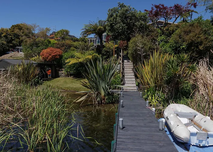 The Bach - Luxury Waterfront Living With Pool *