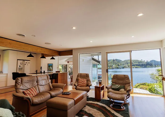 The Bach - Luxury Waterfront Living With Pool Rotorua