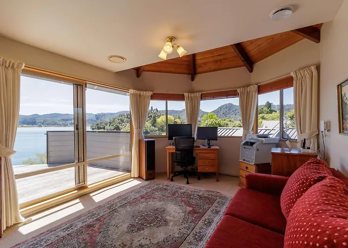 The Bach - Luxury Waterfront Living With Pool