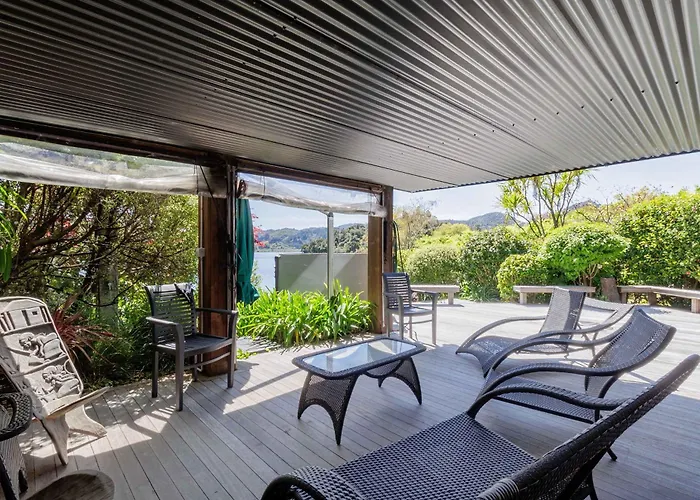 The Bach - Luxury Waterfront Living With Pool Ferienhaus