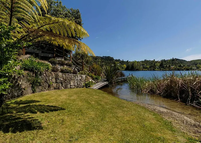 Ferienhaus The Bach - Luxury Waterfront Living With Pool