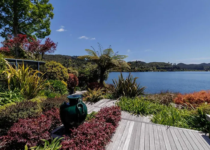 The Bach - Luxury Waterfront Living With Pool Ferienhaus Rotorua