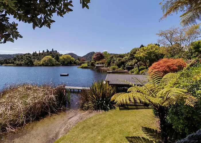 The Bach - Luxury Waterfront Living With Pool