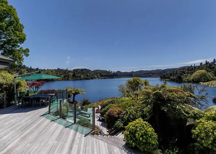 The Bach - Luxury Waterfront Living With Pool Ferienhaus *