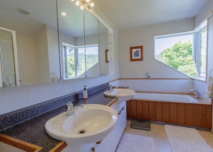Ferienhaus The Bach - Luxury Waterfront Living With Pool Rotorua