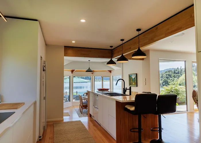 The Bach - Luxury Waterfront Living With Pool Rotorua
