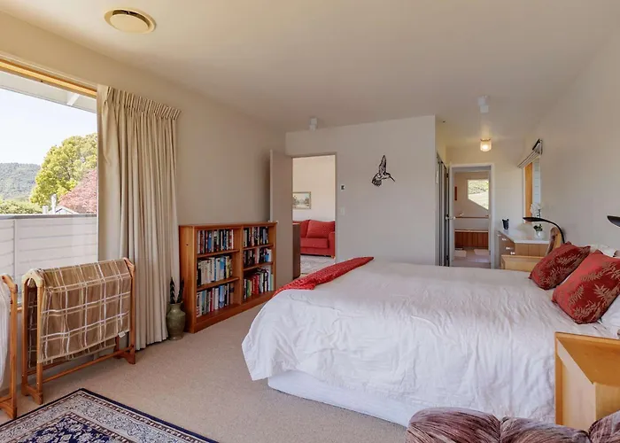 The Bach - Luxury Waterfront Living With Pool * Rotorua