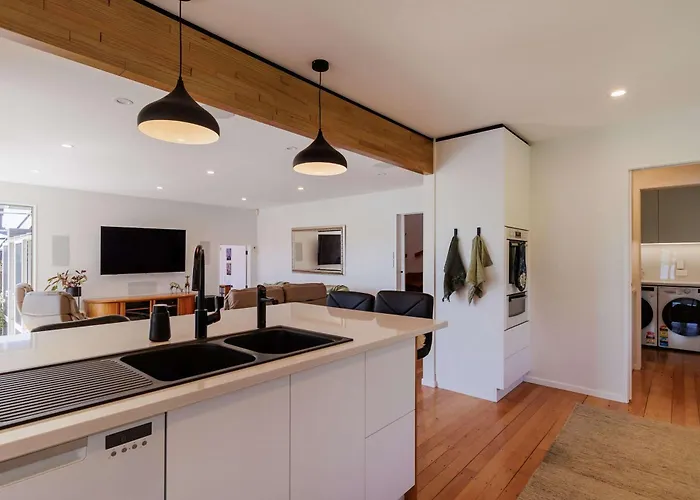 The Bach - Luxury Waterfront Living With Pool Ferienhaus