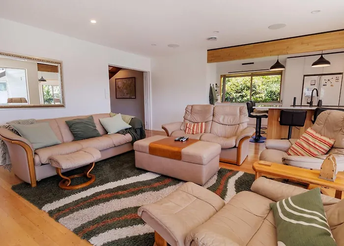Ferienhaus The Bach - Luxury Waterfront Living With Pool