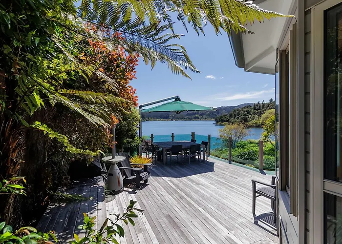 Ferienhaus The Bach - Luxury Waterfront Living With Pool *