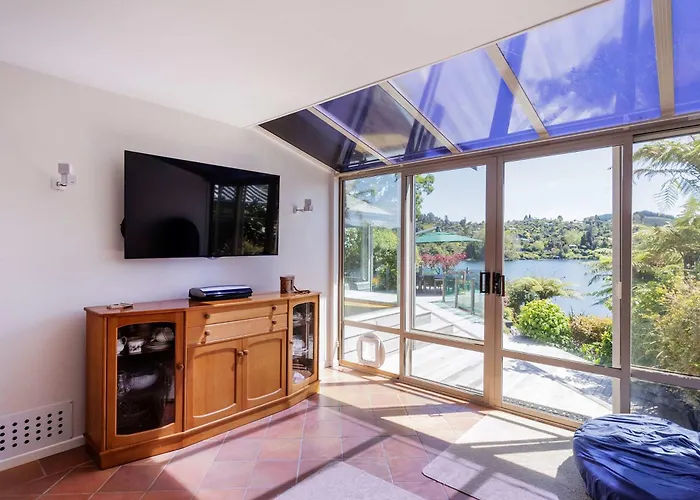 The Bach - Luxury Waterfront Living With Pool Ferienhaus Rotorua