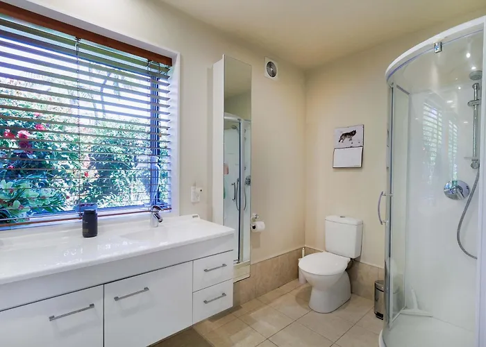 Ferienhaus The Bach - Luxury Waterfront Living With Pool Rotorua