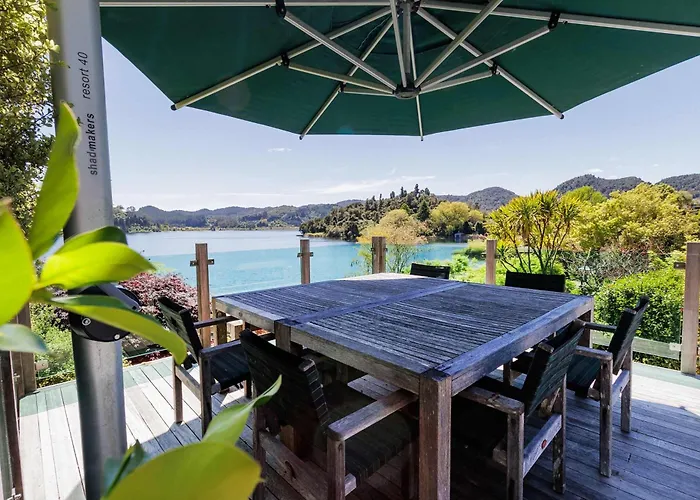 The Bach - Luxury Waterfront Living With Pool * Rotorua