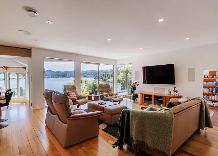 Ferienhaus The Bach - Luxury Waterfront Living With Pool