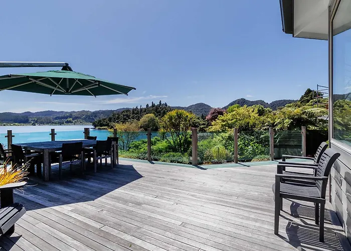 The Bach - Luxury Waterfront Living With Pool *