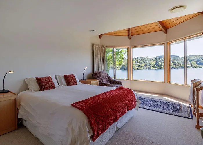 The Bach - Luxury Waterfront Living With Pool Rotorua