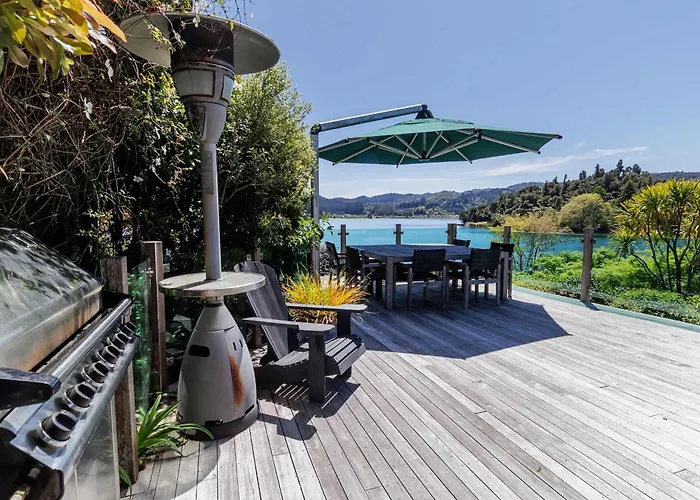 The Bach - Luxury Waterfront Living With Pool * Rotorua