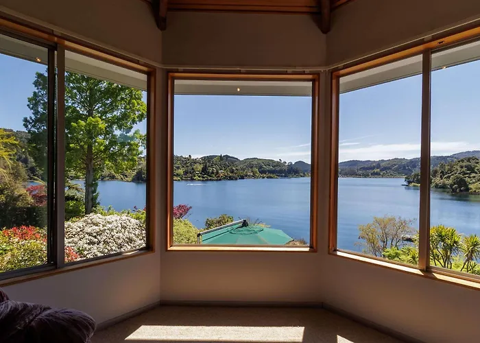 The Bach - Luxury Waterfront Living With Pool