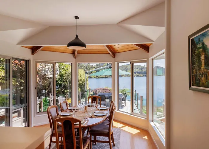 The Bach - Luxury Waterfront Living With Pool Ferienhaus