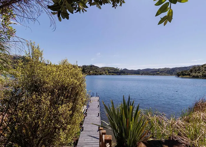 The Bach - Luxury Waterfront Living With Pool Ferienhaus Rotorua