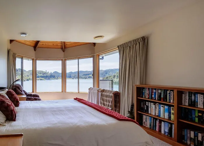 Ferienhaus The Bach - Luxury Waterfront Living With Pool Rotorua