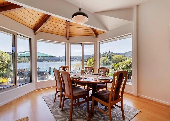 Ferienhaus The Bach - Luxury Waterfront Living With Pool *