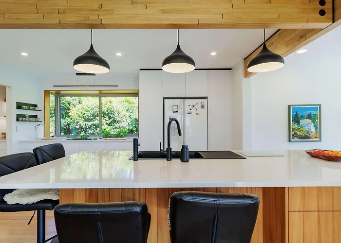 The Bach - Luxury Waterfront Living With Pool Ferienhaus Rotorua
