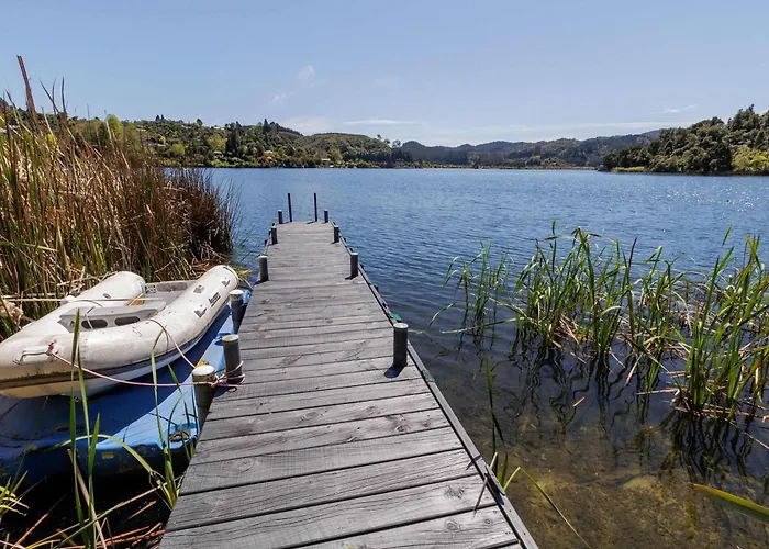 Ferienhaus The Bach - Luxury Waterfront Living With Pool Rotorua