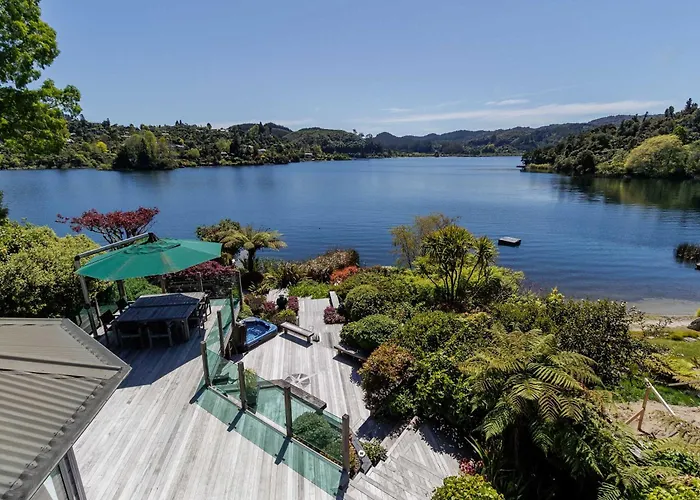 The Bach - Luxury Waterfront Living With Pool