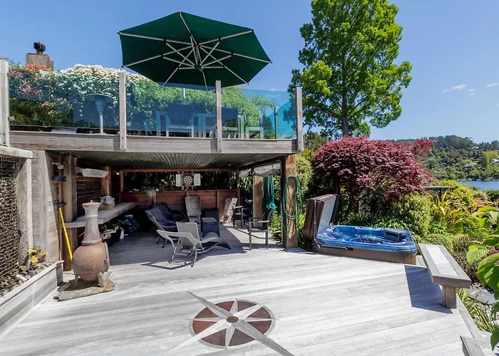 Ferienhaus The Bach - Luxury Waterfront Living With Pool