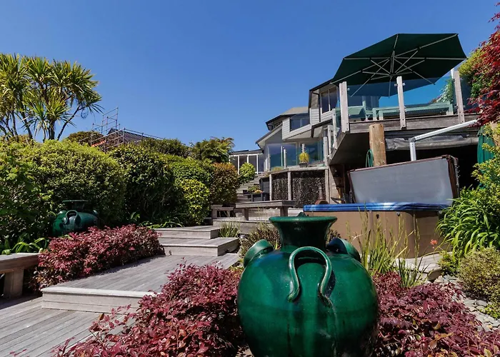 The Bach - Luxury Waterfront Living With Pool * Rotorua